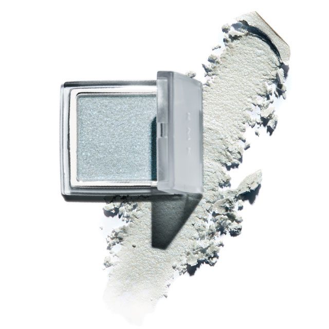 Rmk 글로우 젤, 02 블루 눈과 볼에 윤기를 더해주는 글로 젤. 살짝 감도는 블루 컬러가 쿨한 느낌을 자아낸다. 2만5천원.