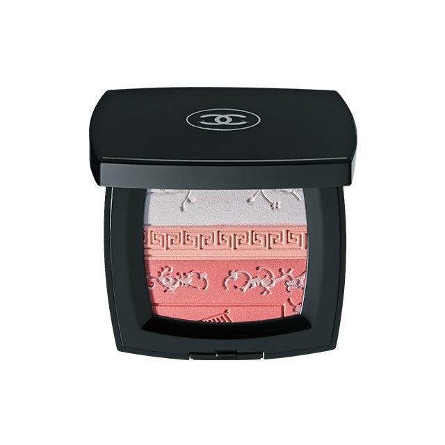 Chanel 프리미에르 플뢰르 화이트, 피치 핑크, 로즈 핑크 컬러가 담겨 있어 함께, 혹은 단독으로 사용해 분위기를 달리할 수 있다. 8만원.