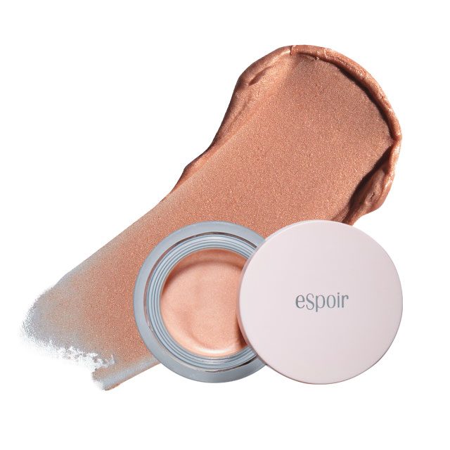 Espoir 듀이 페이스 글로우 밤 피치 컬러의 오일 밤 텍스처를 펴 발라 자연스러운 윤기 메이크업을 완성해보자. 2만3천원.