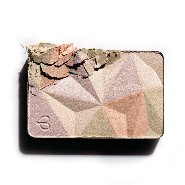 Cle De Peau Beaute 로쎄르 디끌라 #17 메이크업 마지막 단계에 사용하면 반짝이는 패키지만큼이나 빛나는 광을 피부에 더할 수 있다. 13만원대.