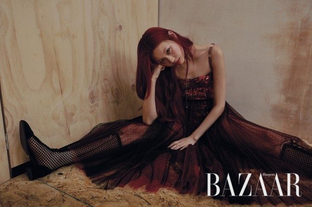 스팽글 장식의 보디수트, 튤 스커트, 초커, 레이어드한 드롭 목걸이, 피시넷 부츠는 모두 Dior 제품.