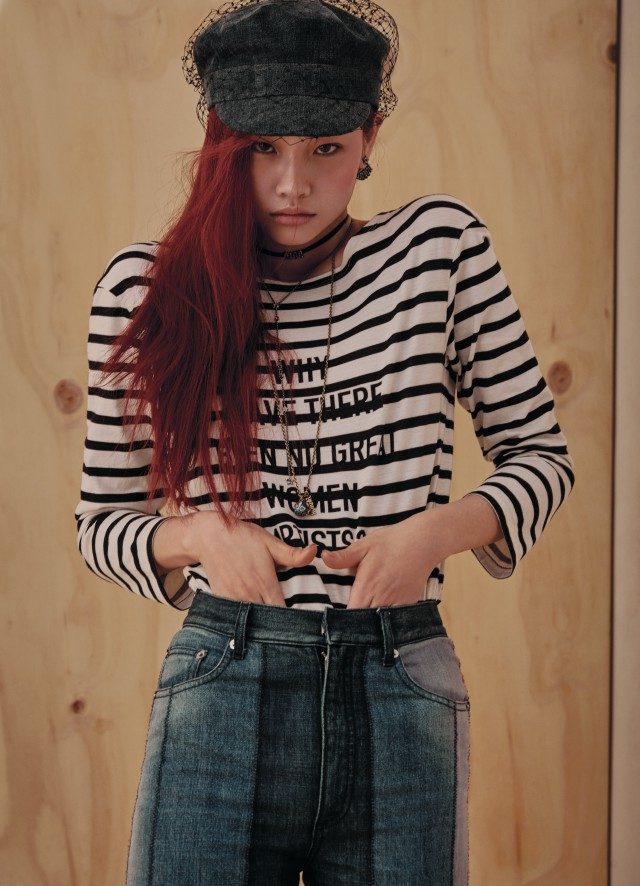 레터링이 가미된 티셔츠, 데님 팬츠, 데님 헌팅캡, 귀고리, 초커, 레이어드한 롱 목걸이는 모두 Dior 제품.