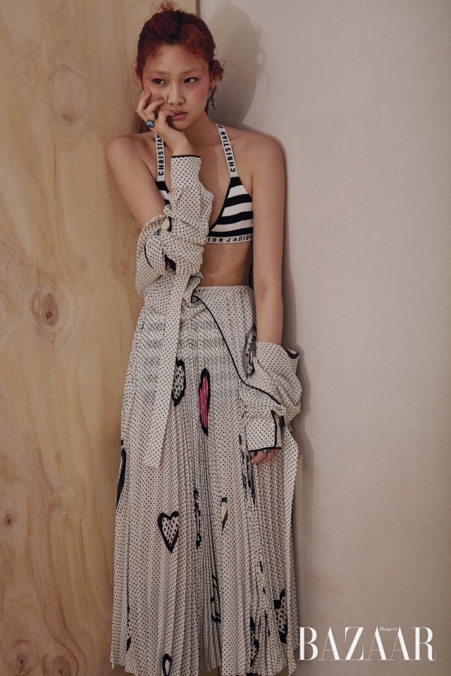 로고 플레이가 가미된 브라 톱, 하트와 도트 프린트가 어우러진 드레스, 언밸런스 귀고리, 반지는 모두 Dior 제품.