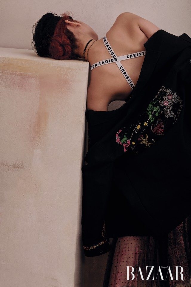 니키 드 생팔의 일러스트가 뒷면에 장식된 재킷, 레터링 디테일의브라 톱, 튤 스커트, 헌팅캡은 모두 Dior 제품.
