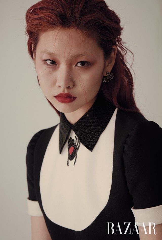 하트를 품은 거미 일러스트가 돋보이는 프린세스 드레스, 로고 모티프의 언밸런스 귀고리는 모두 Dior 제품.