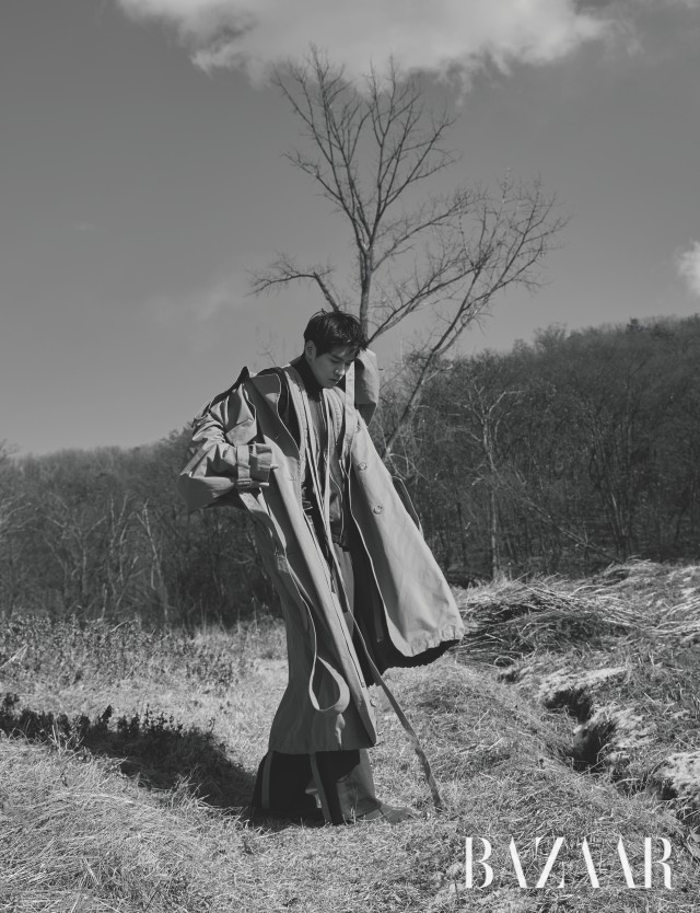 터틀넥 톱은 Ports 1961, 가죽 집업 베스트는 99%is, 오버사이즈 더블 브레스트 코트, 와이드 팬츠는 모두 Juun.J, 스웨이드 첼시 부츠는 H&M 제품.