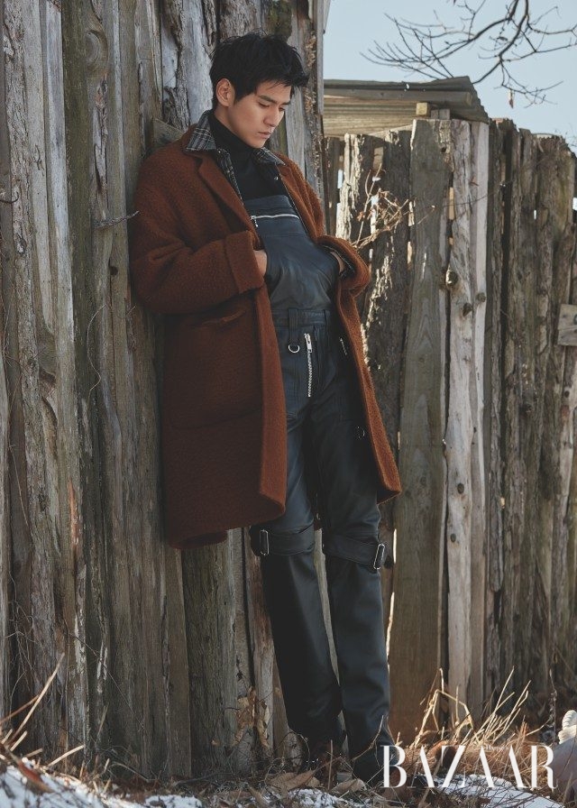 터틀넥 톱은 Neil Barrett, 타탄체크 아우터 셔츠는 MSGM, 지퍼와 스트랩 장식의 가죽 오버올은 99%is, 오버사이즈 코트는 Off White, 레오퍼드 패턴의 플랫 슈즈는 Christian Louboutin 제품.