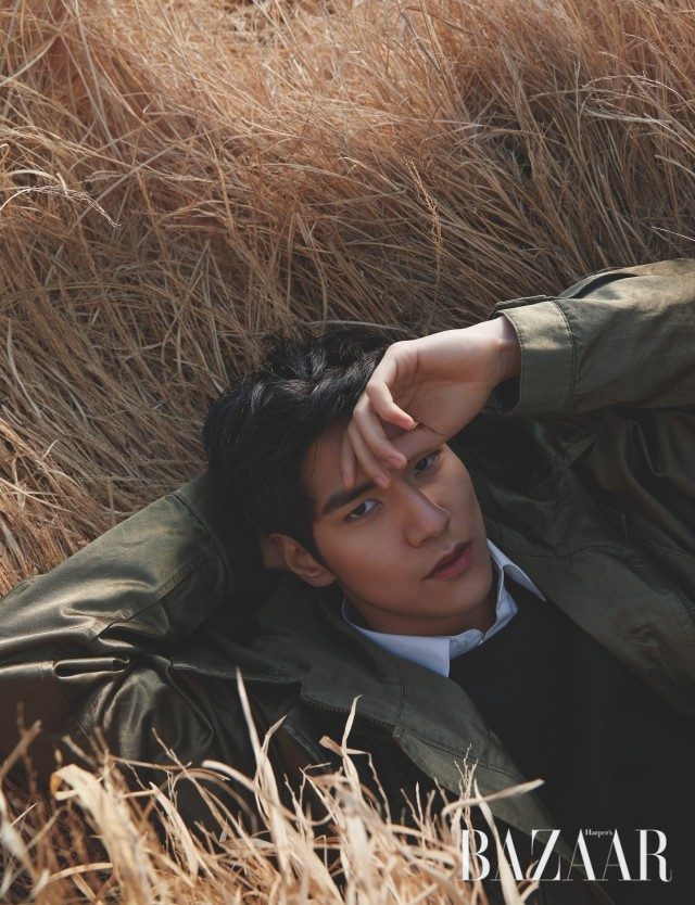 셔츠는 Neil Barrett, 스트랩 베스트는 Ports 1961, 새틴 소재의 4포켓 파카는 Louis Vuitton 제품.