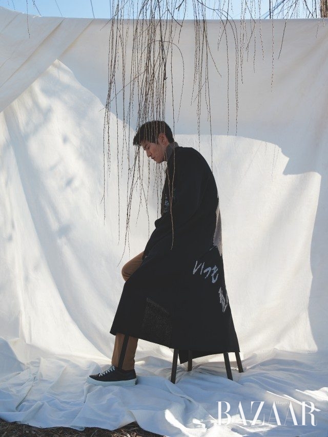 터틀넥 톱은 Andersen-Andersen by BOONTHESHOP, 자수 장식의 롱 카디건은 Yohji Yamamoto, 사이드 라인 팬츠는 99%is, 스니커즈는 Converse 제품.