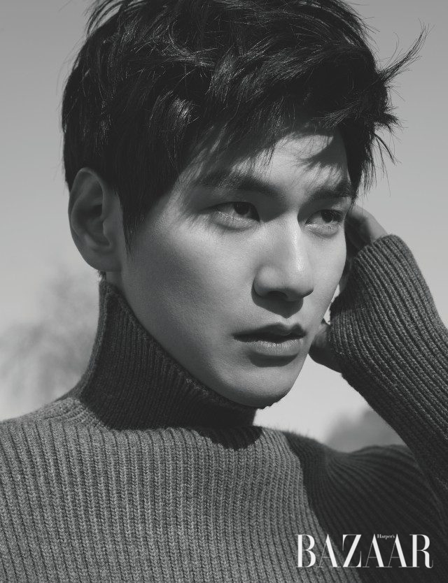 터틀넥 톱은 Andersen-Andersen by BOONTHESHOP 제품.