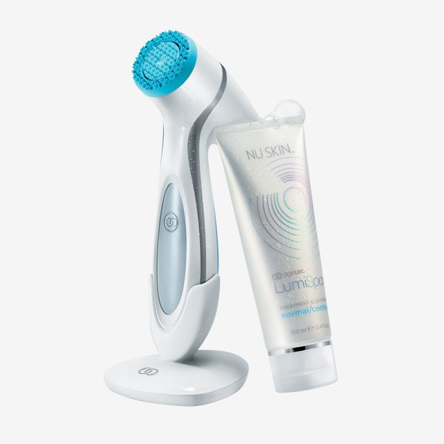 (왼쪽) 에이지락 루미스파 20만원대. / (오른쪽) 에이지락 루미스파 트리트먼트 클렌저 4만원대.