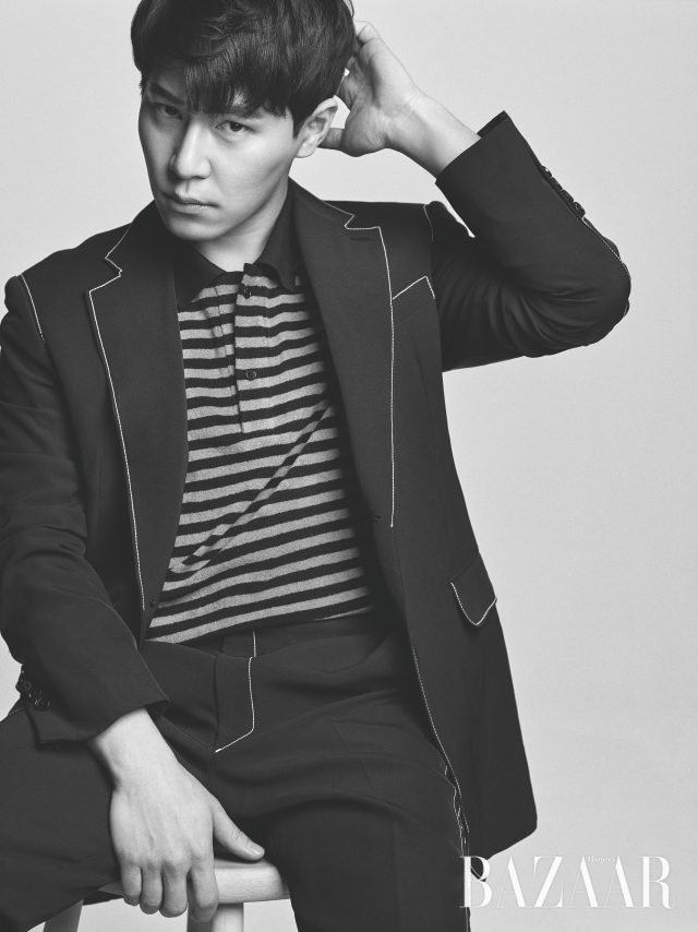 재킷, 팬츠, 톱은 모두 The Studio K 제품.