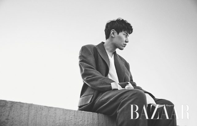수트와 셔츠는 모두 Kimseoryong Homme 제품.