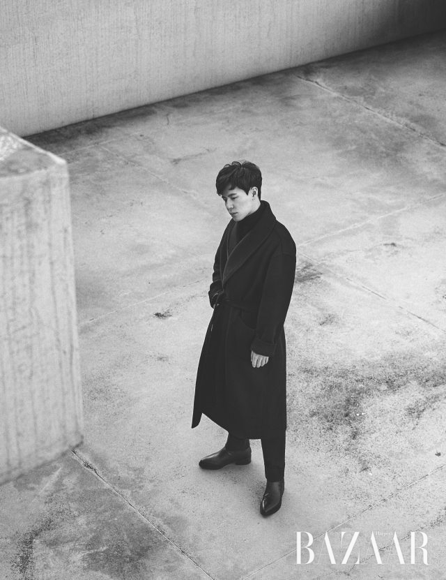 코트는 Beslow, 터틀넥은 Man On the Boon, 부츠는 Kimseoryong Homme, 팬츠는 스타일리스트 소장품.