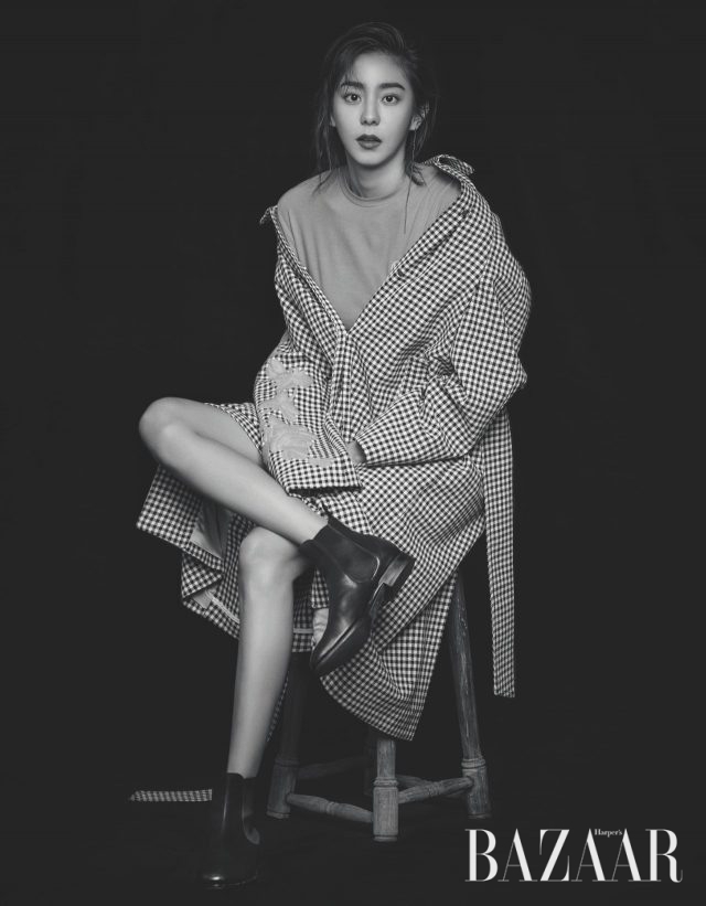 이너로 입은 보디수트는 Recto, 체크 패턴 오버사이즈 코트는 Off-White, 드롭형 귀고리는 Black Muse, 앵클부츠는 Unipair 제품.