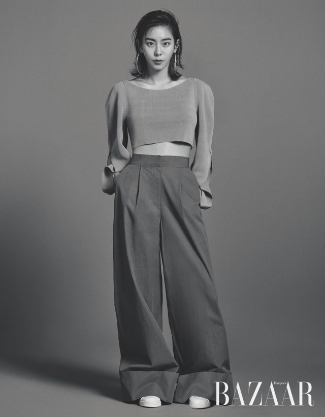 니트 크롭트 톱, 와이드 팬츠는 모두 Cos, 스니커즈는 Prada, 빅 사이즈 후프 귀고리는 스타일리스트 소장품.