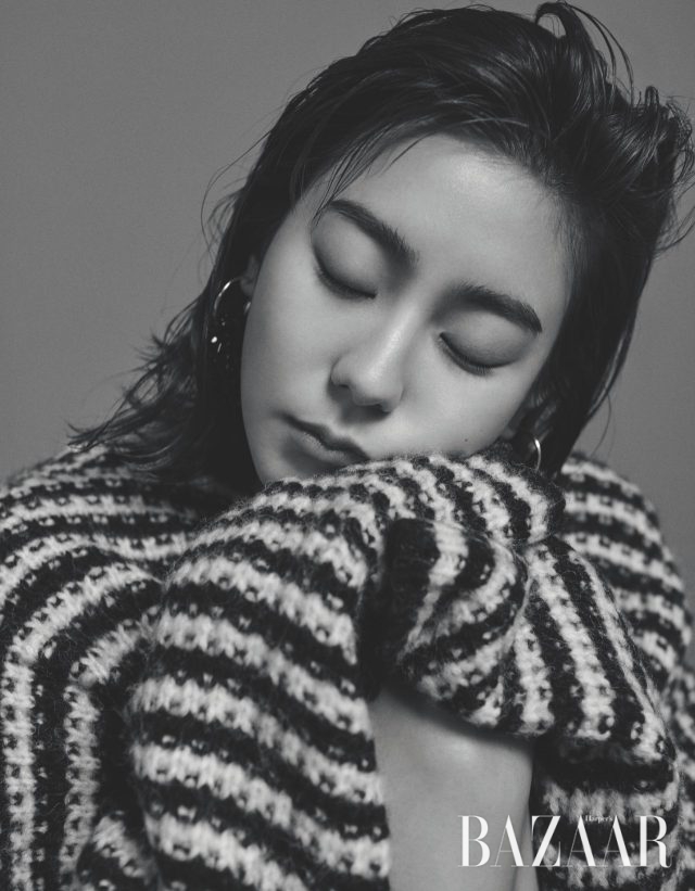 스트라이프 패턴 오버피트 니트 톱은 Allsaints, 유니크한 귀고리는 Vintage Hollywood 제품.