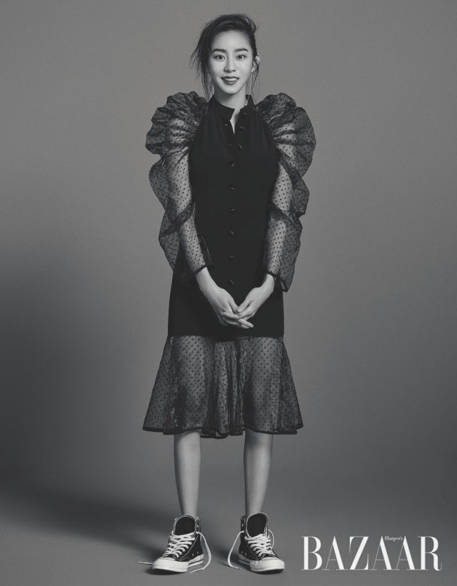 실루엣이 돋보이는 시스루 원피스는 Romanchic, 길게 떨어지는 바 형태 귀고리는 Midnight Moment, 스니커즈는 Converse 제품.