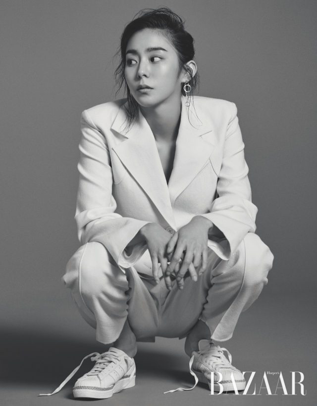 모던한 수트는 Nina Ricci, 구조적 귀고리는 Panache, 스니커즈는 Adidas 제품.