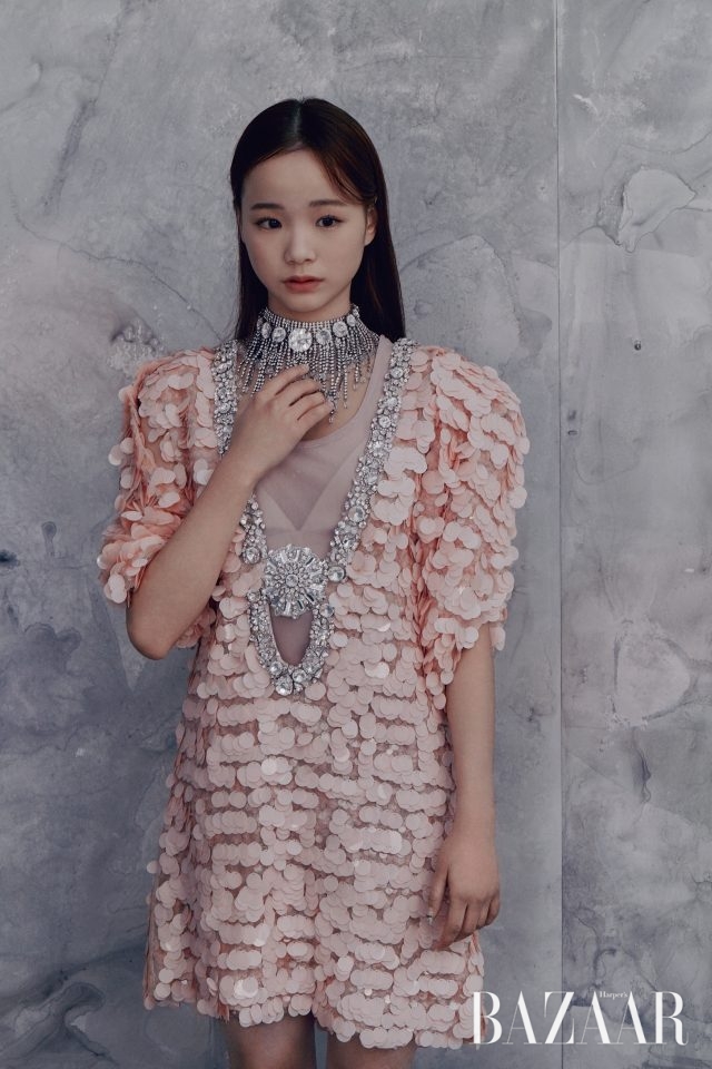임은수가 입은 크리스털 레이어드 목걸이 디테일의 시퀸 드레스는 Miu Miu 제품.