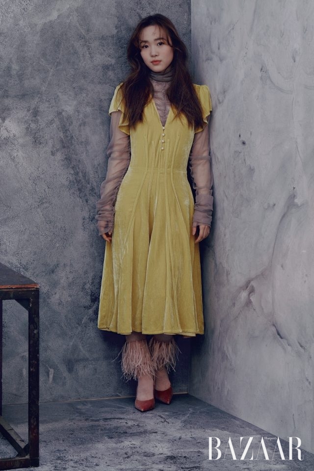 박소연이 입은 벨벳 드레스는 Altuzarra by matchesfashion.com, 블라우스는 Antonio Marras, 양말은 N°21, 슈즈는 Salvatore Ferragamo 제품.