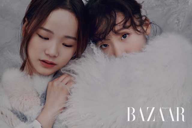 임은수가 입은 파스텔 톤의 컬러가 패치워크된 폭스 재킷은 Ds Furs 제품. 김예림이 입은 화이트 양모 퍼 재킷은 Michael Michael Kors 제품.
