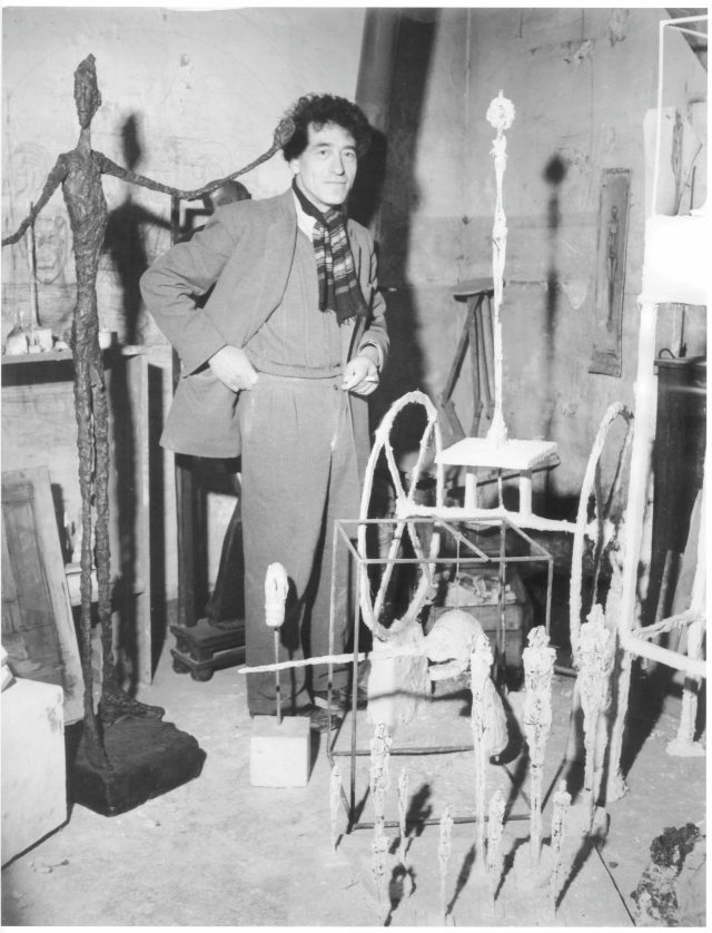 아틀리에에서 포즈를 취한 자코메티, 1950.