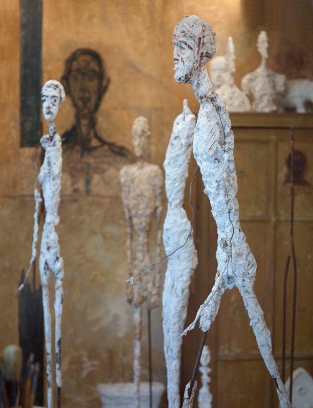 조각의 몸체를 만들고 석고를 발라 완성한 자코메티의 작품.