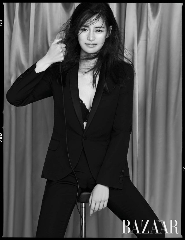 턱시도 수트는 Saint Laurent, 레이스 브라 톱은 Etam 제품.