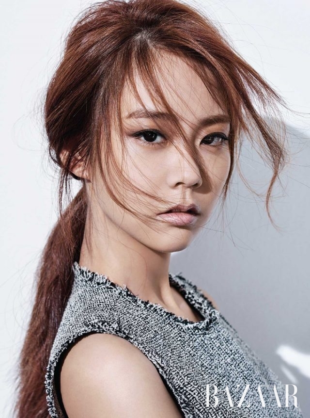 트위드 소재 원피스는 Alexander Wang 제품.