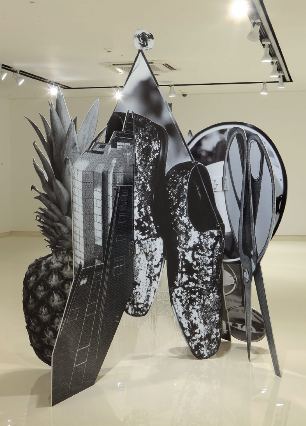 ‘New Structure 2 Shoes and Pineapple’, Inkjet Print, Aluminum, 110(h)×180×197cm, 2014