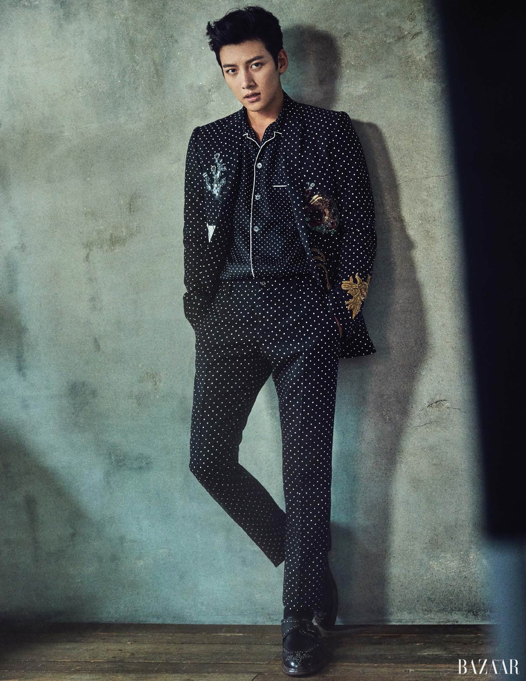 재킷, 셔츠, 팬츠, 슈즈는 모두 <strong>Dolce & Gabbana</strong> 제품.