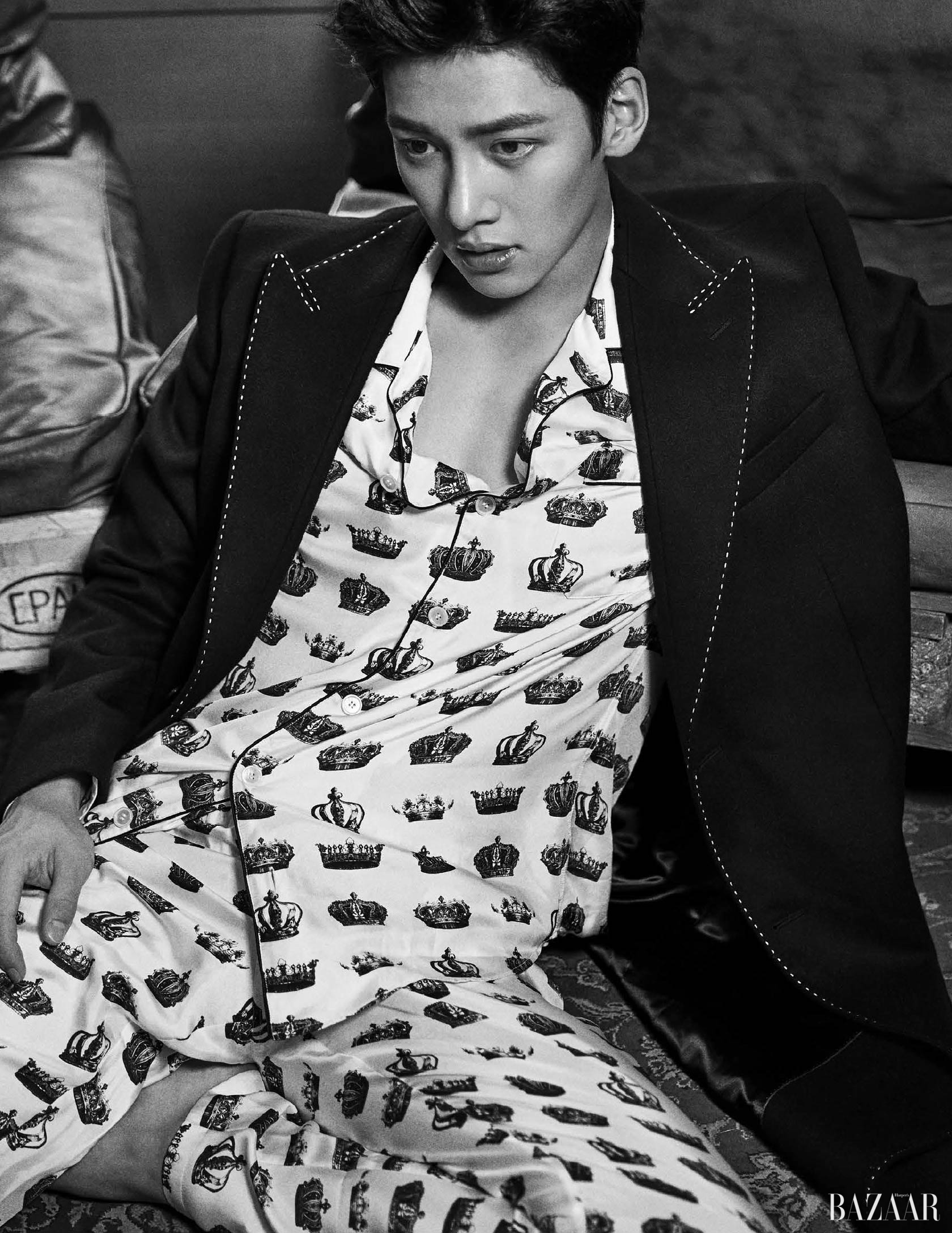 파자마 셔츠, 팬츠, 코트는 모두 <strong>Dolce & Gabbana</strong> 제품.