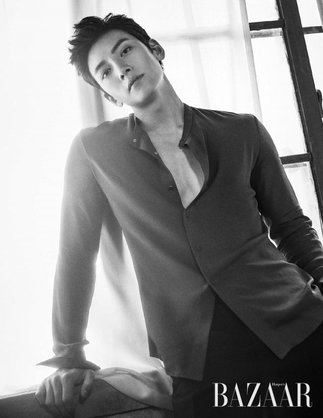 셔츠, 팬츠는 모두 Kimseoryong Homme 제품.