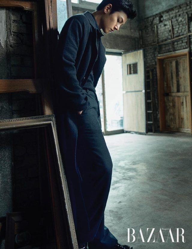 셔츠, 코트, 팬츠는 모두 Bottega Veneta, 슈즈는 Repetto 제품. 오른쪽 페이지: 터틀넥 니트 톱은 Loewe by Mue, 팬츠는 스타일리스트 소장품.