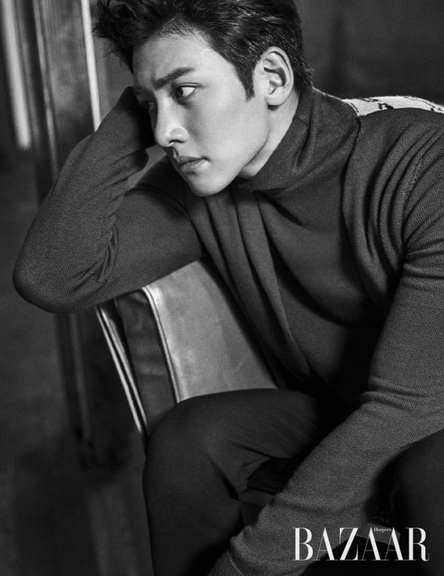 터틀넥 니트 톱은 Loewe by Mue, 팬츠는 스타일리스트 소장품.