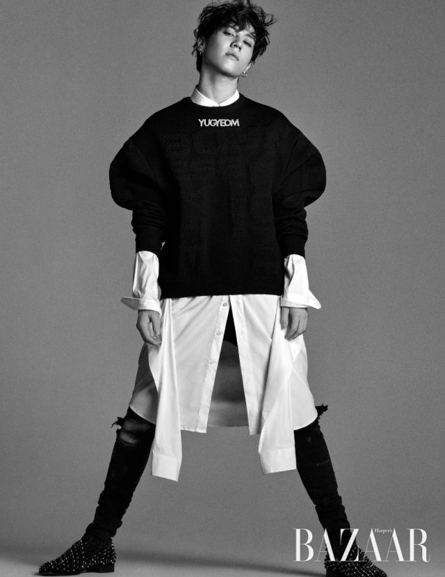 니트는 Juun.J, 롱 셔츠는 Ports1961, 데님 팬츠는 Flame Flower, 스터드 로퍼는 Christian Louboutin, 귀고리는 모두 본인 소장품.