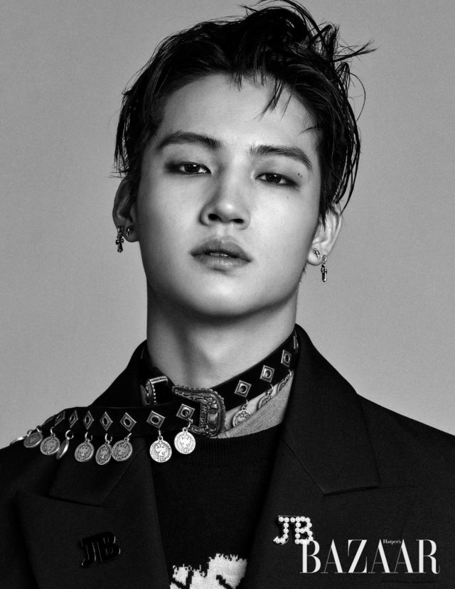 오버사이즈 재킷은 Push Button, 프린팅된 니트는 Kenzo, 데님 셔츠는 System homme, 초커로 사용된 레더 벨트는 The Kooples, 귀고리는 모두 본인 소장품.