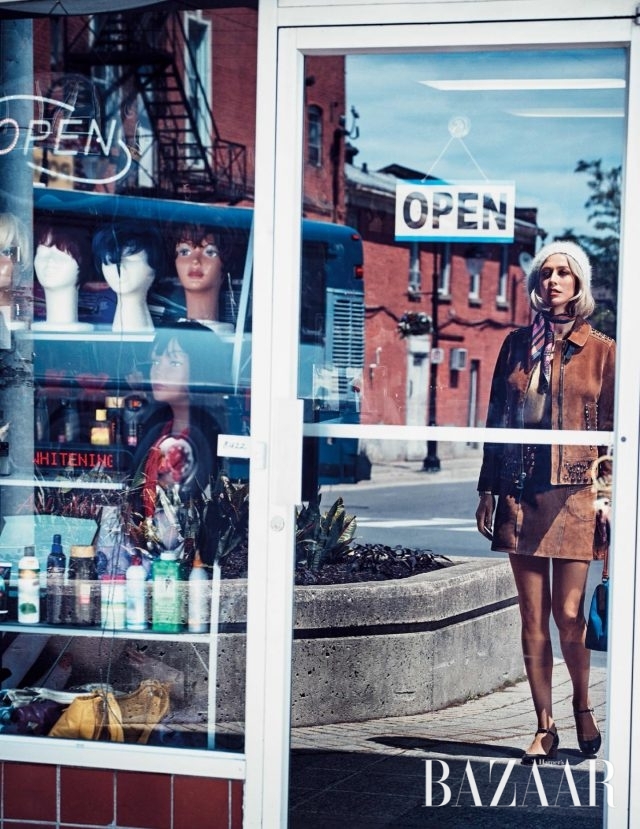 세인트 캐서린 시내 뷰티 스토어. 재킷과 스커트는 모두 Coach 1941, 스웨터는 Miu Miu, 모자는 Jennifer Behr, 스카프 타이는 J. Crew, 시계는 Rolex, 백은 Mansur Gavriel, 슈즈는 A.P.C. 제품.
