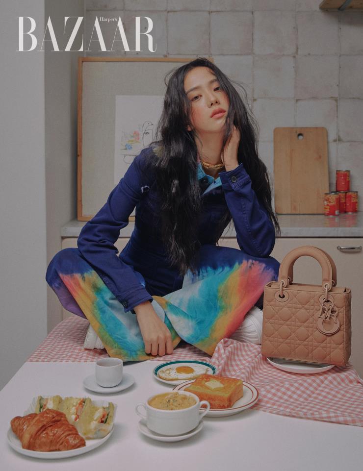  재킷, 팬츠, 목걸이, 반지, 스니커즈, 미디엄 사이즈의 ‘레이디 디올(Lady Dior)’ 백은 모두 Dior.