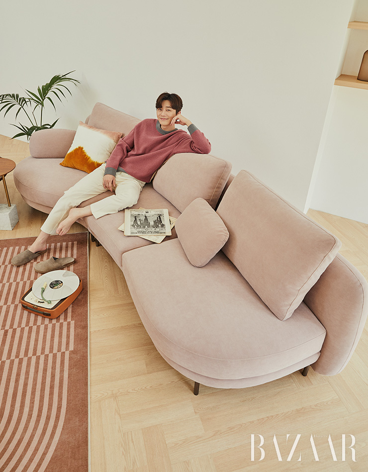 니트는 Cos, 팬츠는 Lemaire, 슬리퍼는 Grds.
