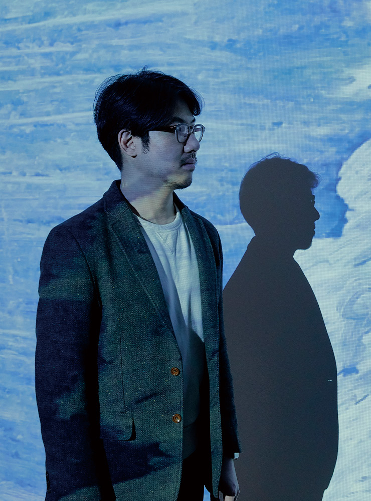 애니메이션 영상 앞에서의 이우성.