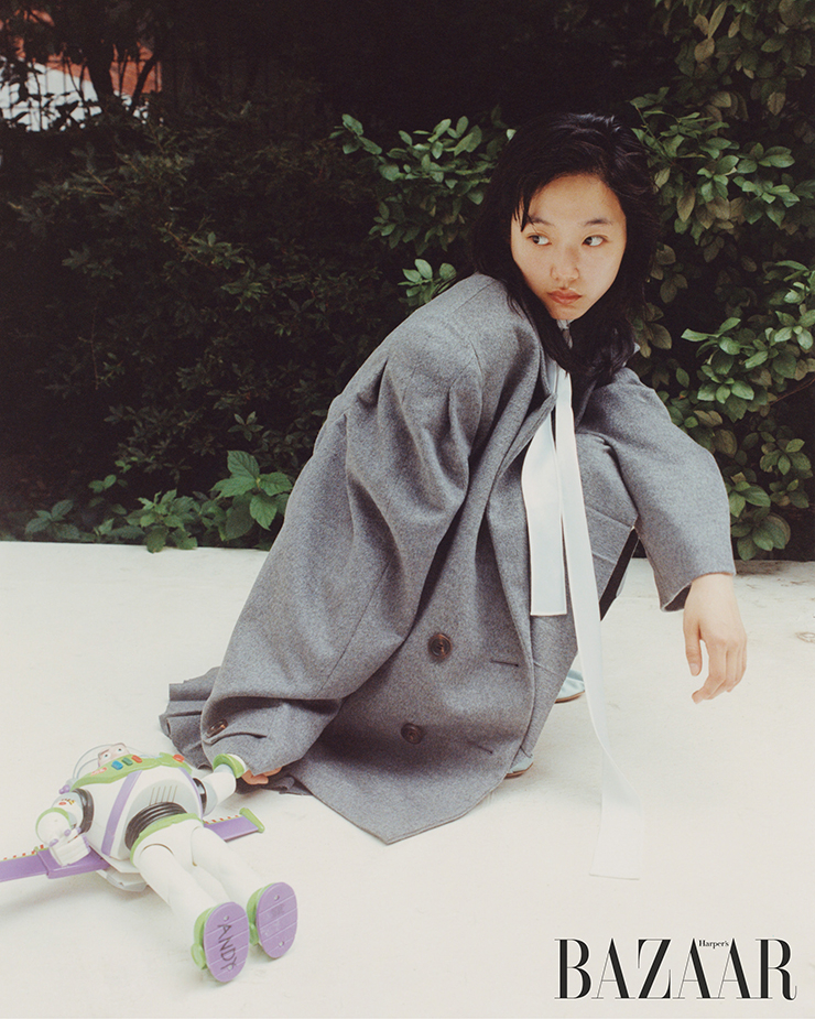 오버사이즈 코트, 오간자 톱, 스커트, 발레리나 슈즈는 모두 Miu Miu.