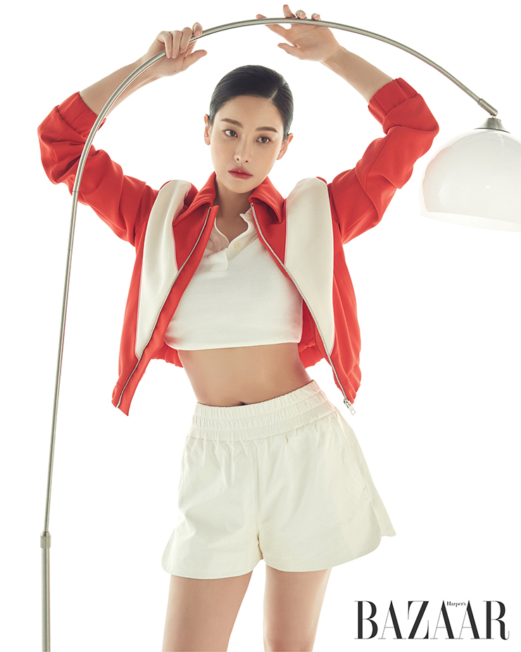 저지 집업 점퍼는 가격 미정 Msgm by Hanstyle.com. 레더 쇼츠는 1백20만원대 Iro. 피케셔츠는 스타일리스트 소장품.