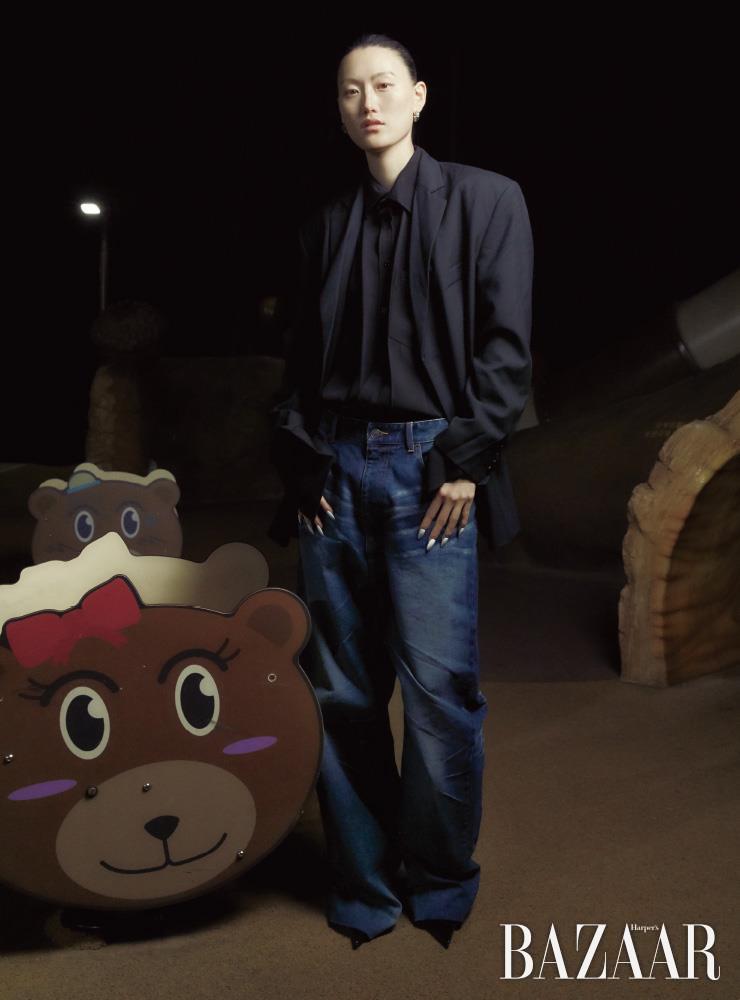재킷, 셔츠, 데님 팬츠, 귀고리, 포인티드 토 힐은 모두 Balenciaga.