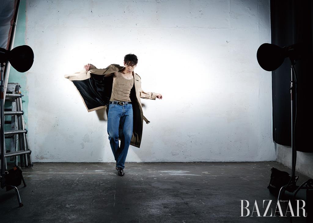 코트, 탱크톱, 슈즈, 벨트는 모두 Saint Laurent by Anthony Vaccarello.팬츠와 목걸이는 모두 스타일리스트 소장품.
