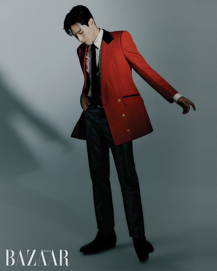 화이트 셔츠, 재킷, 팬츠는 모두 Gucci. 넥타이는 Saint Laurent by Anthony Vaccarello. 벨트는 Nouvmaree. 부츠는 Fear of GodxErmenegildo Zegna. 