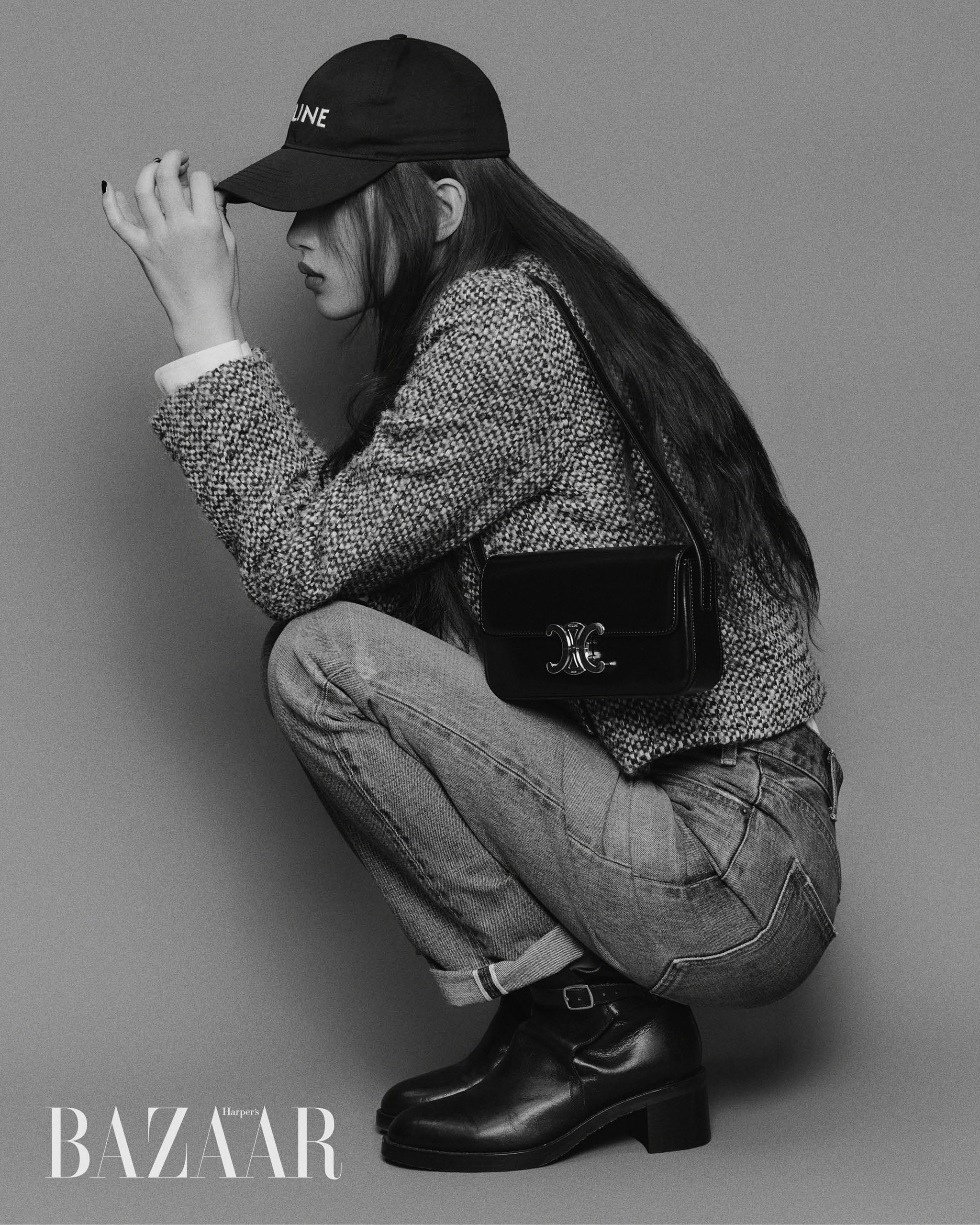 재킷, 셔츠, 데님 팬츠, 볼캡, 부츠, 하우스의 시그너처 로고가 돋보이는 ‘트리옹프 숄더’ 백은 모두 Celine.