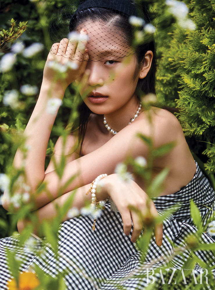 튜브톱 드레스, 헤어밴드, 목걸이, 팔찌는 모두 Dior.