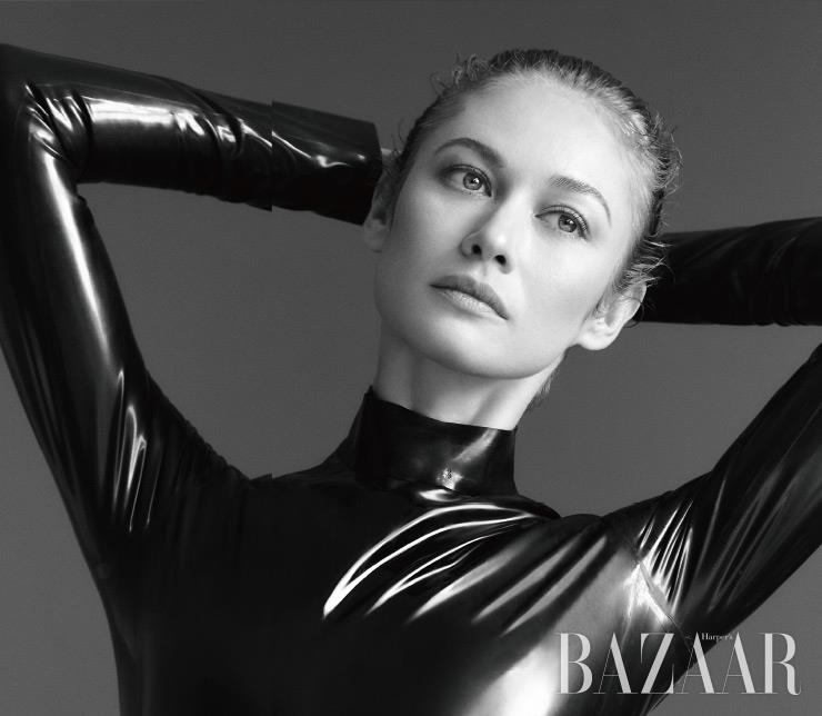 라텍스 보디수트는 Saint Laurent by Anthony Vaccarello.